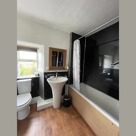 Swallows Nest 度假居 *