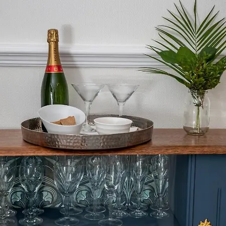 Swallows Nest 度假居 *