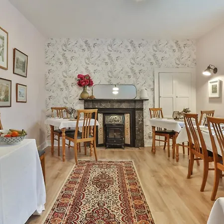 Swallows Nest 度假居 *